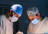 Des chirurgiens procèdent à une chirurgie mammaire.