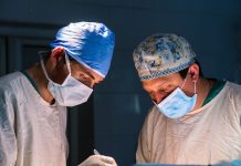 Augmentation mammaire : quelles sont les évolutions techniques ? Des chirurgiens procèdent à une chirurgie mammaire.