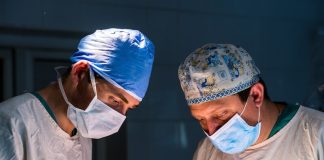 Augmentation mammaire : quelles sont les évolutions techniques ? Des chirurgiens procèdent à une chirurgie mammaire.