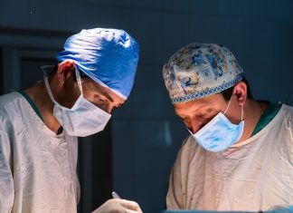 Des chirurgiens procèdent à une chirurgie mammaire.