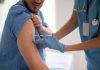 Un soignant qui se fait vacciner contre la grippe pour protéger ses patients.