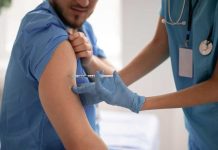 Vaccins contre la grippe : le retour de l’obligation dans les hôpitaux ? Un soignant qui se fait vacciner contre la grippe pour protéger ses patients.