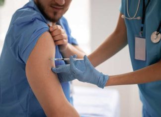 Un soignant qui se fait vacciner contre la grippe pour protéger ses patients.