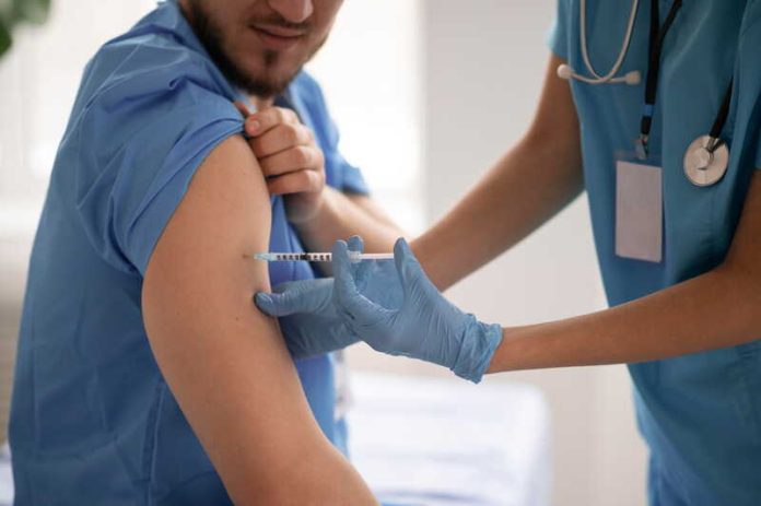 vaccin grippe soignants gratuit obligatoire Ma Santé Un soignant qui se fait vacciner contre la grippe pour protéger ses patients.