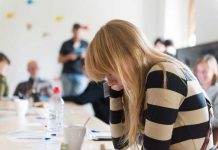 Pourquoi les personnes négatives affectent tant notre moral ? Une jeune femme épuisée de la négativité de certaines personnes.