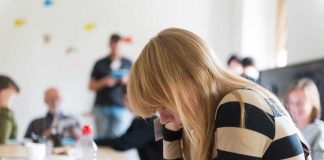 Pourquoi les personnes négatives affectent tant notre moral ? Une jeune femme épuisée de la négativité de certaines personnes.