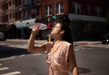 Jusqu’à 36 °C cette semaine : comment limiter les risques liés à la chaleur ? Une jeune femme souffre des fortes chaleurs qui s’installent durablement en France.