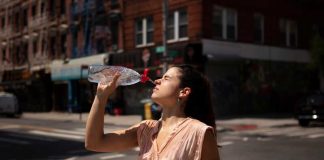 Jusqu’à 36 °C cette semaine : comment limiter les risques liés à la chaleur ? Une jeune femme souffre des fortes chaleurs qui s’installent durablement en France.