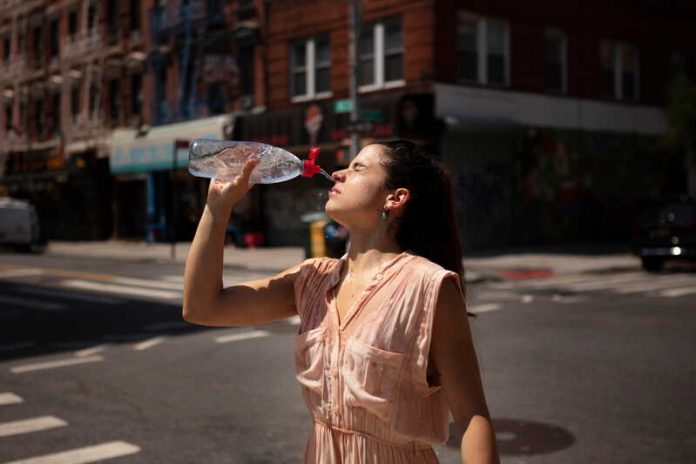 36 °C cette semaine comment se préparer à la nouvelle vague de chaleur risques Ma Santé Une jeune femme souffre des fortes chaleurs qui s’installent durablement en France.