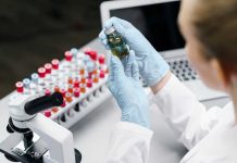 Alzheimer : après vingt ans de recherche, un candidat médicament français redonne de l’espoir Une chercheuse ayant participé au développement d’un nouveau traitement contre la maladie d’Alzheimer.