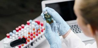 Alzheimer : après vingt ans de recherche, un candidat médicament français redonne de l’espoir Une chercheuse ayant participé au développement d’un nouveau traitement contre la maladie d’Alzheimer.