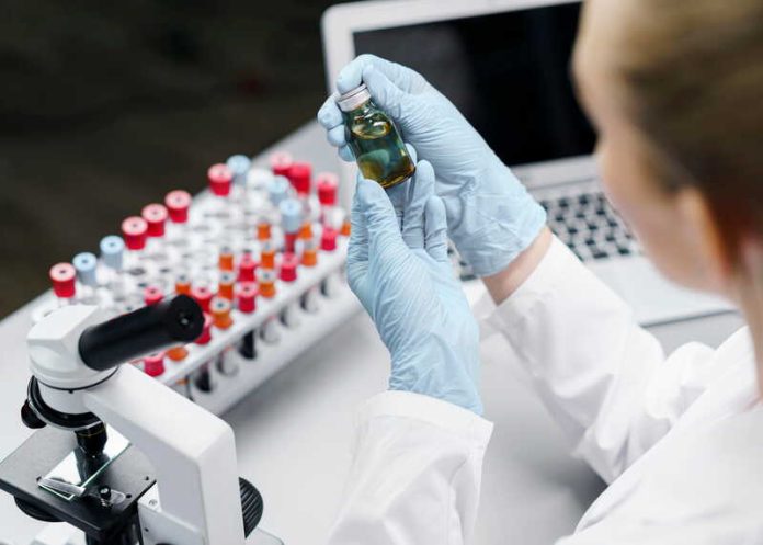 Alzheimer après vingt ans de recherche un candidat médicament français redonne de l’espoir Ma Santé Une chercheuse ayant participé au développement d’un nouveau traitement contre la maladie d’Alzheimer.