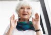 La femme de 80 ans étonnée de retrouver la parole et quelques souvenirs grâce à la prise de champignons hallucinogènes.