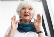 Alzheimer : une octogénaire muette depuis cinq ans retrouve temporairement la parole La femme de 80 ans étonnée de retrouver la parole et quelques souvenirs grâce à la prise de champignons hallucinogènes.