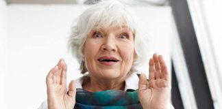 Alzheimer : une octogénaire muette depuis cinq ans retrouve temporairement la parole La femme de 80 ans étonnée de retrouver la parole et quelques souvenirs grâce à la prise de champignons hallucinogènes.