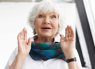 Alzheimer : une octogénaire muette depuis cinq ans retrouve temporairement la parole La femme de 80 ans étonnée de retrouver la parole et quelques souvenirs grâce à la prise de champignons hallucinogènes.
