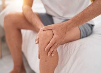 Un homme souffrant de douleurs au genou liées à l’arthrose.