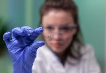 Cancers ORL : une injection expérimentale fait disparaître la tumeur chez certains patients Une chercheuse tient les prélèvements d’un patient atteint d’un cancer ORL dont la tumeur est devenue indétectable grâce à ce nouveau traitement.