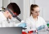 Deux scientifiques participant à des recherches sur le lien entre l’aspirine et la réduction du risque de cancers métastatiques.