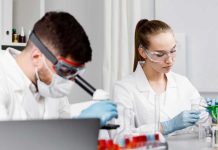 Cancer : l’aspirine peut-elle empêcher les tumeurs de s’étendre ? Deux scientifiques participant à des recherches sur le lien entre l’aspirine et la réduction du risque de cancers métastatiques.