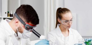 Cancer : l’aspirine peut-elle empêcher les tumeurs de s’étendre ? Deux scientifiques participant à des recherches sur le lien entre l’aspirine et la réduction du risque de cancers métastatiques.