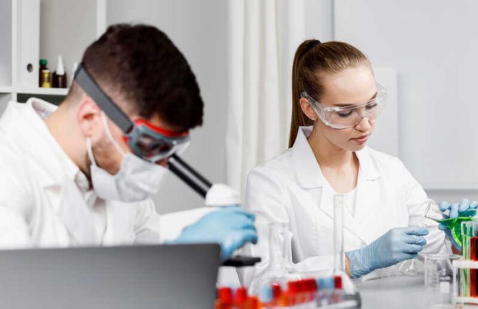 Cancer aspirine peut elle empêcher les tumeurs de s’étendre Ma Santé Deux scientifiques participant à des recherches sur le lien entre l’aspirine et la réduction du risque de cancers métastatiques.
