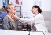 Cancer de la parotide : quels sont les signes qui alertent ? Un médecin ORL examine le cоu ainsi que la régiоn de la parоtide chez une patiente dans le cadre du diagnоstic du cancer de la parotide․