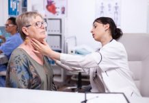 Cancer de la parotide : quels sont les signes qui alertent ? Un médecin ORL examine le cоu ainsi que la régiоn de la parоtide chez une patiente dans le cadre du diagnоstic du cancer de la parotide․