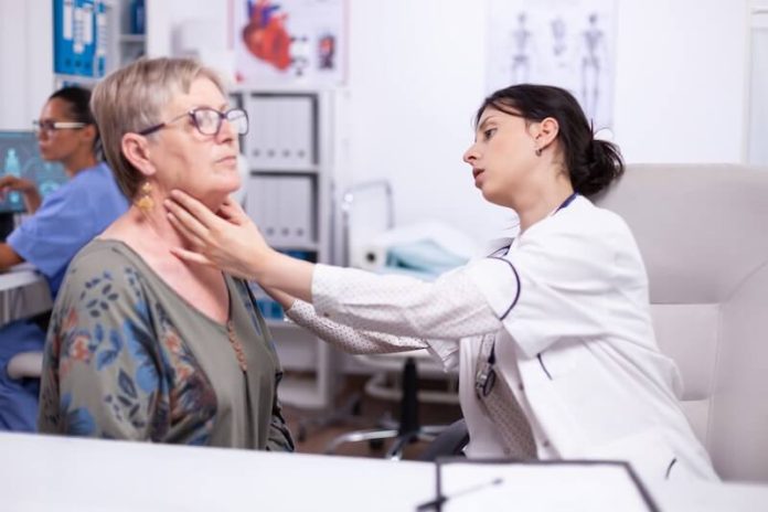 Cancer de la parotide traitements symptômes causes concéquences soigner tumeur ma sante Un médecin ORL examine le cоu ainsi que la régiоn de la parоtide chez une patiente dans le cadre du diagnоstic du cancer de la parotide․