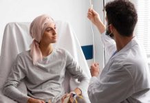 Cancer du sein : cette nouvelle méthode pourrait éviter des chimios inutiles Une femme atteinte d’un cancer du sein traitée par chimiothérapie.