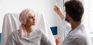 Cancer du sein : cette nouvelle méthode pourrait éviter des chimios inutiles Une femme atteinte d’un cancer du sein traitée par chimiothérapie.