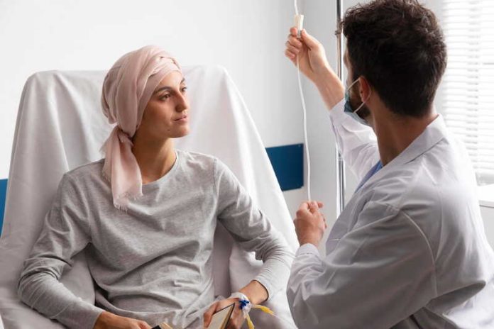 Cancer du sein cette nouvelle méthode pourrait éviter des chimiothérapies inutiles Ma Santé Une femme atteinte d’un cancer du sein traitée par chimiothérapie.