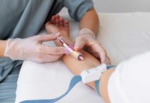 Cancer du sein : une prise de sang pourrait repérer plus tôt la résistance aux traitements Une femme atteinte d’un cancer du sein fait une prise de sang pour étudier la progression de la maladie et l’efficacité des traitements.