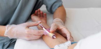 Cancer du sein : une prise de sang pourrait repérer plus tôt la résistance aux traitements Une femme atteinte d’un cancer du sein fait une prise de sang pour étudier la progression de la maladie et l’efficacité des traitements.