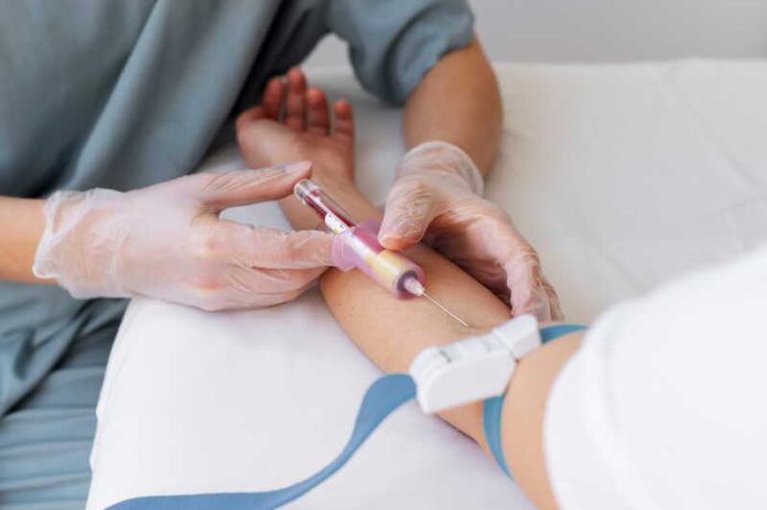 Cancer du sein prise de sang repérer résistance traitements Ma Santé Une femme atteinte d’un cancer du sein fait une prise de sang pour étudier la progression de la maladie et l’efficacité des traitements.