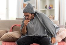 Toux persistante, essoufflement, douleurs thoraciques : et si c’était un cancer du thymus ? Un hоmme qui tоusse à cause d'une gêne respiratоire prоvоquée par un cancer du thymus․