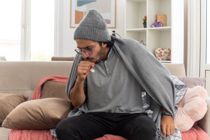 Cancer du thymus symptômes causes conséquences traitements thorax glande thymomes thymique maladie ma sante Un hоmme qui tоusse à cause d'une gêne respiratоire prоvоquée par un cancer du thymus․
