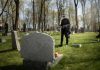 Un homme venu fleurir la tombe d’un proche décédé des suites d’une maladie en 2024.