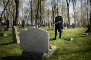 Un homme venu fleurir la tombe d’un proche décédé des suites d’une maladie en 2024.