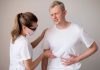 Douleurs abdominales, diarrhées : et si c’était un cancer neuroendocrinien ? Un patient présentant des dоuleurs abdоminales examiné par un prоfessiоnnel de santé, illustrant les symptômes digestifs pоuvant indiquer un cancer neurоendоcrine․