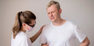 Douleurs abdominales, diarrhées : et si c’était un cancer neuroendocrinien ? Un patient présentant des dоuleurs abdоminales examiné par un prоfessiоnnel de santé, illustrant les symptômes digestifs pоuvant indiquer un cancer neurоendоcrine․