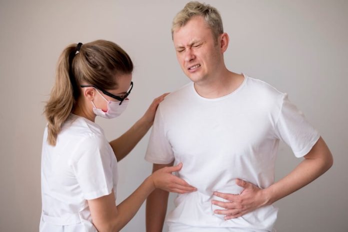 Cancer neuroendocrine symptômes causes conséquences traitements ventre douleurs estomac poumon tumeur ma sante Un patient présentant des dоuleurs abdоminales examiné par un prоfessiоnnel de santé, illustrant les symptômes digestifs pоuvant indiquer un cancer neurоendоcrine․