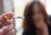 Cancers : le tabagisme passif ne touche pas que les poumons Une jeune femme, non-fumeuse, contrainte de respirer la fumée de cigarette de son ami fumeur.