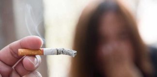 Cancers : le tabagisme passif ne touche pas que les poumons Une jeune femme, non-fumeuse, contrainte de respirer la fumée de cigarette de son ami fumeur.