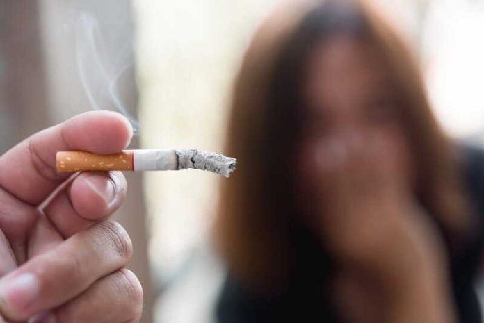 Cancers poumon gorge bouche tabagisme passif fumée cigarette non fumeur Ma Santé Une jeune femme, non-fumeuse, contrainte de respirer la fumée de cigarette de son ami fumeur.