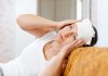 Canicule à 50 °C : jusqu’où le corps humain peut-il vraiment s’adapter ? Une femme éprouvée par des canicules qui se multiplient et gagnent en intensité.