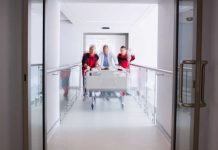 Canicule exceptionnelle : le système de santé peut-il résister aux fortes chaleurs ? Une équipe médicale intervient auprès d'une personne souffrant des effets de la canicule.