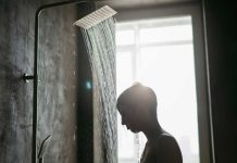 Canicule : faut-il prendre une douche froide, tiède ou chaude quand il fait 40 °C ? Un jeune homme qui prend une douche pour se refroidir pendant la canicule.