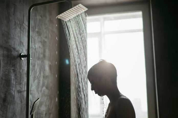 Canicule faut-il prendre une douche froide, tiède ou chaude quand il fait 40 °C Ma Santé Un jeune homme qui prend une douche pour se refroidir pendant la canicule.