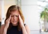 Une jeune femme migraineuse souffre de crises intenses pendant les épisodes de fortes chaleurs.